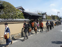 朝の俄雪の何処へやら行列は上賀茂神社へとつづいた。