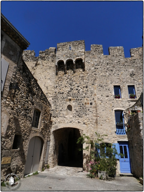 ROCHEMAURE (07) - Château-fort et village fortifié