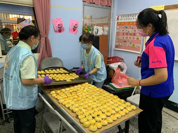 ▲頂新和德志工夥伴與湳底社區發展協會人員一同製作蛋黃酥。（頂新和德文教基金會提供）