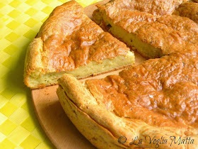 focaccia senza lievito con gorgonzola e salsiccia