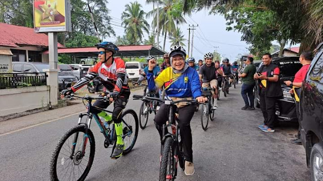 Foto Kadis BMCKTR Erasukma Munaf beserta staf mengikuti acara Basapeda di Salingka Danau Singkarak