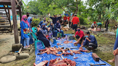 Selain Bagi Ratusan Paket Qurban, Kerukunan Keluarga Manyoro Paleppang Juga Bagi Masker