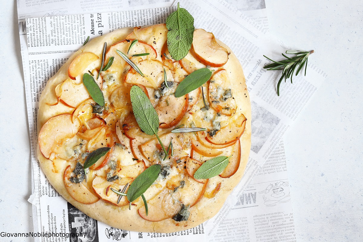 Pizza con cipolle, mele e gorgonzola