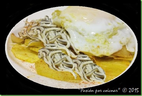 PATATAS CON GULAS Y HUEVOS ROTOS