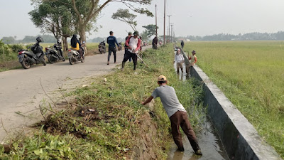 Warga Desa Mekar Kondang Gotong Royong Lakukan Normalisasi Kali Tersier di Kampung Tuis 