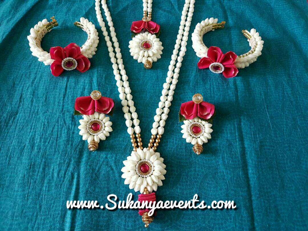 Haldi bride 🧡 @revati_masal Makeup /hairstyling /draping : @rohinikakade  @neetahairstylist Floral jewellery & floral shall :… | Instagram
