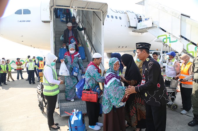 Tiba di Bandara Syamsuddin Noor, Jemaah Haji Tala Disambut Bupati