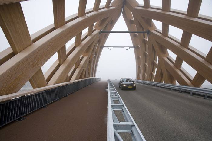 Commissioned by the Province of Friesland, Oak (Onix and Achterbosch Architecture) has developed a road bridge that connects 2 districts of Sneek on either side of the A7 motorway. The bridge was designed for a municipality that wished to establish a new city marker along the motorway. Framework The Department of Public Works, the user of the bridge, stated that it wished to use more wood in its constructions.