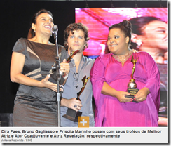 Dira, Bruno e Priscila Marinho possm com seu trofeus de Molheor Atriz e Aot rcoadjovante e atriz revelação, respectivcamenter