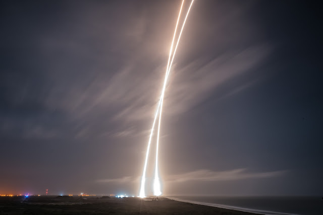 Start i lądowanie rakiety Falcon 9 / fot. http://www.spacex.com