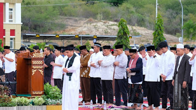 Kapolda dan Masyarakat Sholat Idul Fitri 1445 H di Mapolda Sulteng