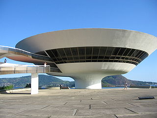 Vida, obra e bibliografia de Oscar Niemeyer 