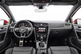 Interior view of 2018 Volkswagen Golf GTI