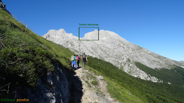 Subida a las Torres Areneras y a las Cuetos del Trave, pasando por el Refugio de Urriellu y el de Cabrones, en el Macizo Central de Picos de Europa.