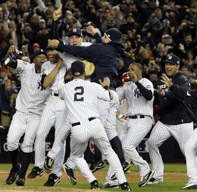 That's 1B Mark Teixeira there in the middle throwing the we're-number-one finger.