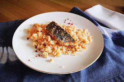 Salmón a la plancha con cuscús de coliflor y zanahoria