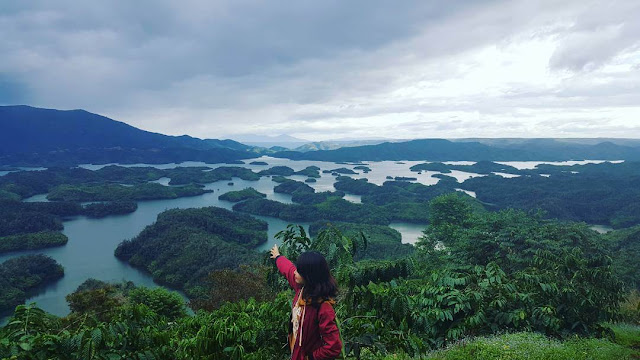 Cách TP.HCM 280 km, hồ Tà Đùng (Đắk Nông) được ví như "vịnh Hạ Long của Tây Nguyên". Đến đây, bạn có thể đi thuyền ra hòn đảo nhỏ ở giữa hồ nước mênh mông để cắm trại. Nếu thích tận hưởng cảm giác dân dã, du khách hãy mang theo cần câu để tự chuẩn bị một bữa tối ngập cá nướng.