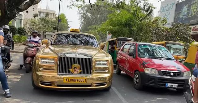 Cũng là taxi nhưng không phải Vios: Triệu phú mang hẳn Rolls-Royce Phantom mạ vàng đi chạy dịch <a href=