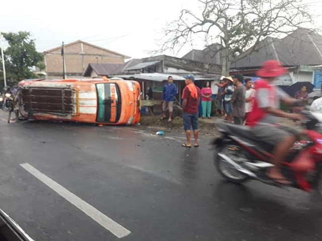 Angdes Simarjarunjung Terbalik di Simpang Dua Siantar, Belasan Pelajar Luka-luka