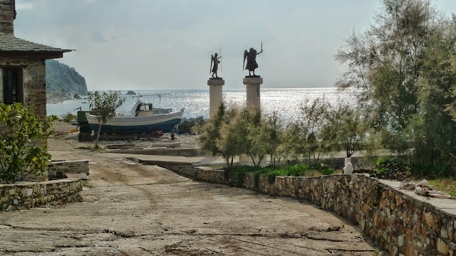 "Οι φύλακες του άβατου" στην Ιερά Μονή Δοχειαρίου Αγίου Όρους http://leipsanothiki.blogspot.be/