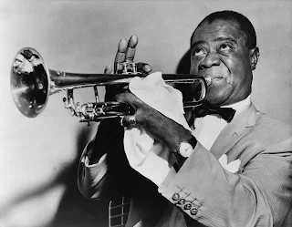 Foto en blanco y negro de Louis Armstrong tocando la trompeta