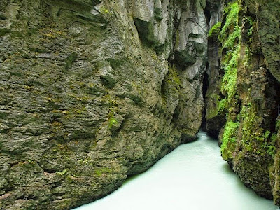 Menelusuri Jalan Baja Tepi Tebing Ngarai Aar Gorge di Swiss