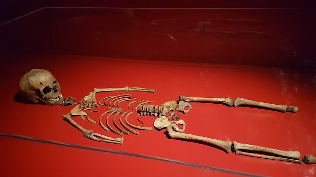 Squelette d'enfant retrouvé au temple de la lune