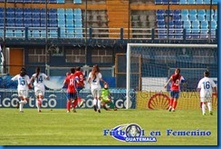 yoselin le puso el pecho al balon evitando el gol en su arco guate