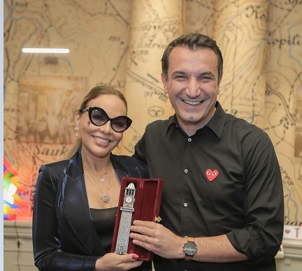 Erion Veliaj Consegna l'orologio di Tirana a Ornela Muti