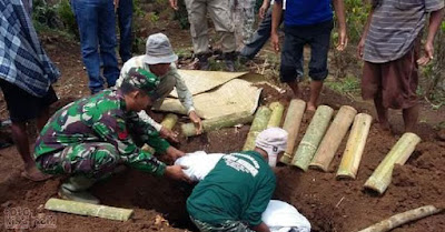 Kisatasik | Pemakaman di Tasikmalaya Longsor, Jenazah dan Kerangka Berserakan | Foto Kisatasik