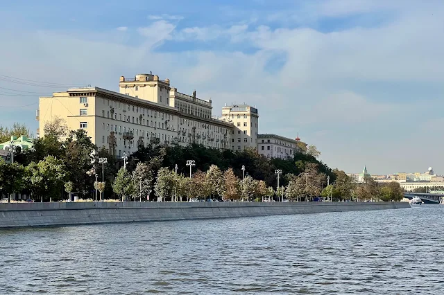 Москва-река, Космодамианская набережная, жилой дом 1943-1945 годов постройки