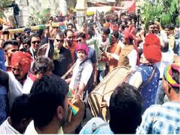 विधायक कांतिलाल भूरिया, विधायक मुकेश पटेल, जिला कांग्रेस अध्यक्ष महेश पटेल ने ढोल मांदल बजाए के लिए इमेज नतीजे