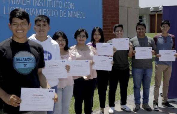 Lanzan convocatoria de becas para estudiar en las mejores universidades e institutos del país