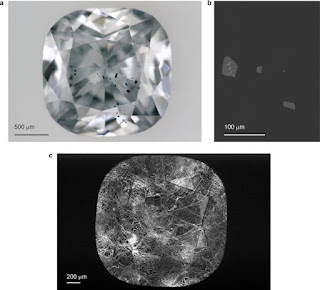 Imagen microscópica de diamante, que muestra múltiples inclusiones oscuras de ferropericlasa.