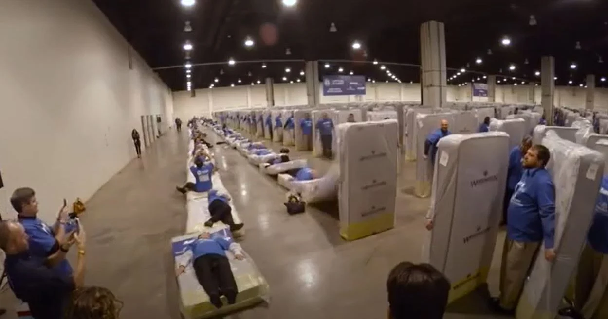 record domino humain matelas