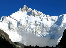 Kangchenjunga        Lokasi : Nepal - India        Tinggi : 8586 m 