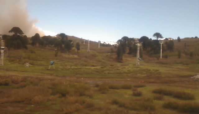 Emission de cendres du volcan Copahue vu de la station de ski de Caviahue 20 novembre 2015