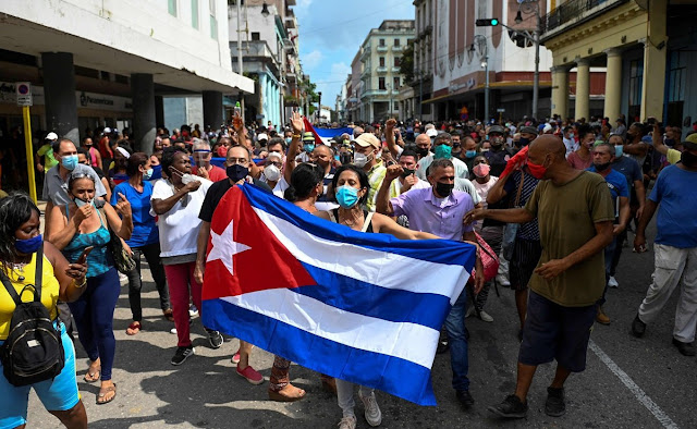 CIENTOS DE MANIFESTANTES PROTESTAN EN LA HABANA