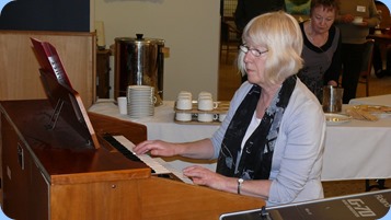 Mary Barrett playing her Yamaha Electone C605 organ. Photo courtesy of Dennis Lyons.