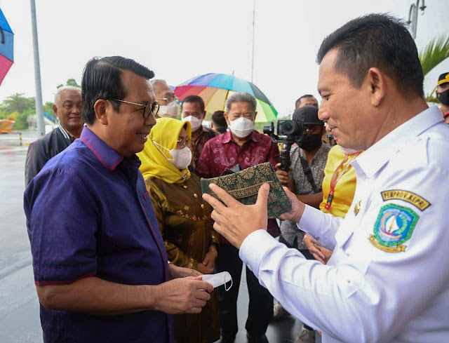 Gubernur Ansar Jemput Ketua MA yang Akan Meresmikan Pengadilan Tingkat Banding Baru