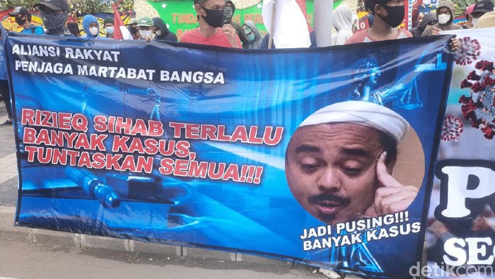 Massa Aksi di Polda Metro Jaya, Dukung Proses Hukum terhadap Habib Rizieq