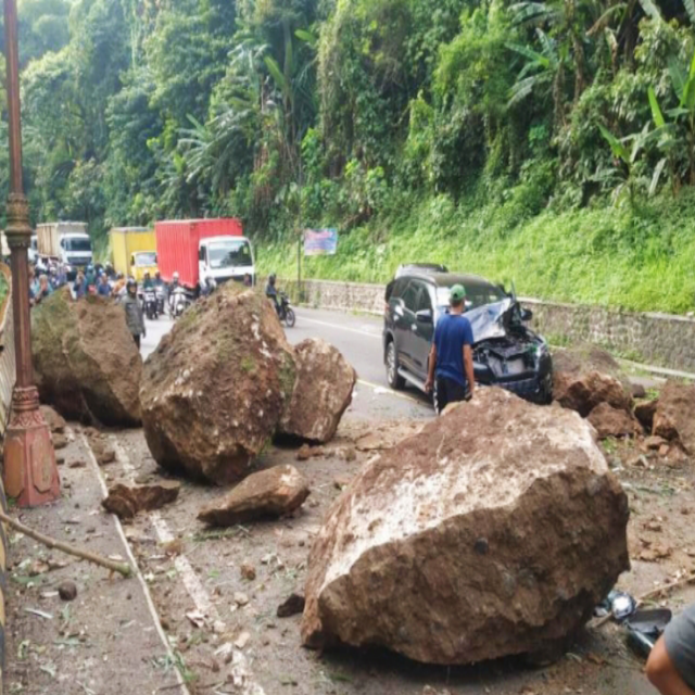 Longsor Batu Cadas Pangeran Sumedang Mengakibatkan 2 Mobil Tertimpa