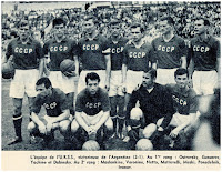 SELECCIÓN DE LA U. R. S. S. - Temporada 1961-62 - Maslenkine, Voronin, Netto, Metrevelli, Meski, Pondelnik e Ivanov; Ostrovsky, Gussarov, Yashin y Dubinsky - SELECCIÓN DE ARGENTINA 1 (Raúl Ósar Belén) SELECCIÓN DE LA UNIÓN SOVIÉTICA 2 (Viktor Ponedielnik 2) - 18/11/1961 - Partido internacional amistoso - Buenos Aires, Argentina, estadio Monumental