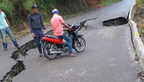 QUEDA INCOMUNICADA LA CARRETARA JARABACOA-LOS DAJAO POR TORRENCIALES AGUACEROS