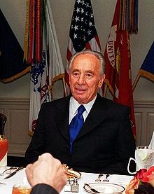 Shimon Peres nói chuyện với Donald Rumsfeld. Đại sứ Israel tại Hoa Kỳ David Ivry (ở giữa) gia nhập cuộc trò chuyện với họ.