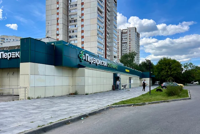 улица Свободы, супермаркет «Перекрёсток» (здание построено в 1991 году), жилой дом 1986 года постройки, жилой дом 1991 года постройки