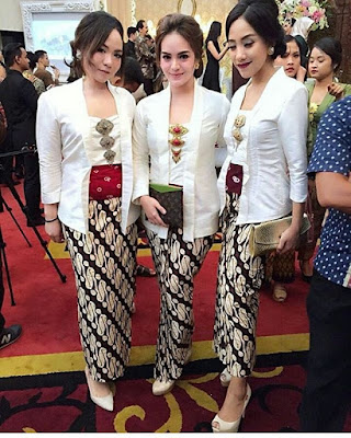 model kebaya batik modern kutubaru rok batik parang