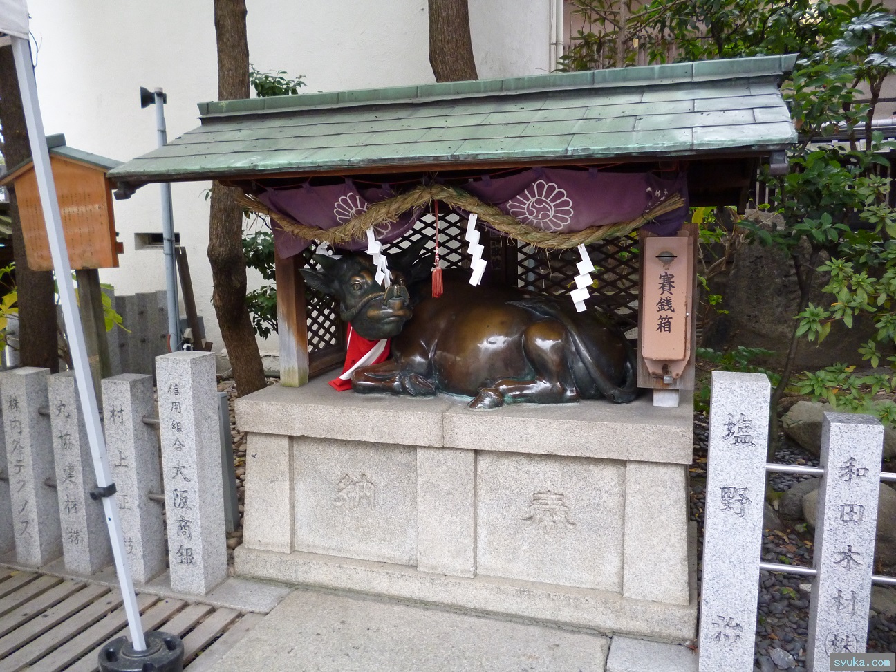 撫牛 御神牛 牛の座像 臥牛の像 神社施設名称用語辞典