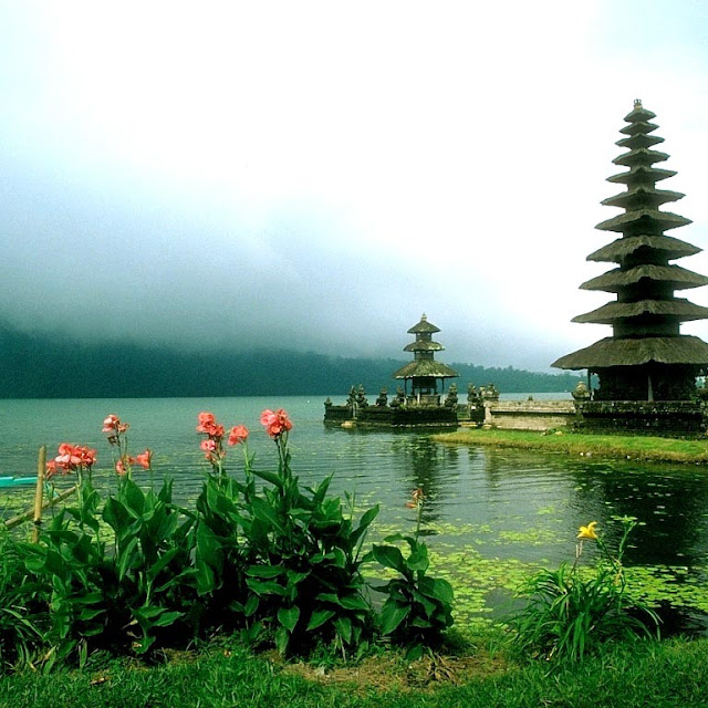 Pemandangan Pura Danau Terindah di Bali