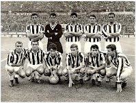 JUVENTUS F. C. - Turín, Italia - Temporada 1962-63 - Una formación de la Juventus de la temporada 62-63, 2ª clasificada en la Serie A, eliminada en cuartos de final de la Copa de Italia y vencedora de la Coppa delle Alpi